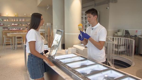 La 17 ani, s-a angajat la o gelaterie din Bucureşti. Ce salariu primeşte pentru programul de 4 ore pe zi