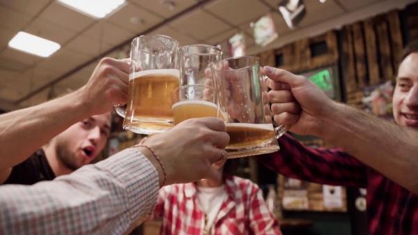 De Ziua Berii, berarii nu sărbătoresc. Scumpirile le răresc clienţii, iar măsurile anunţate de guvernanţi le pun în pericol afacerile