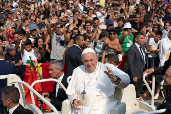 Papa Francisc, vizită la sanctuarul Fecioarei Maria de la Fatima. Suvernaul Pontif s-a rugat alături de peste 200.000 de credincioși catolici
