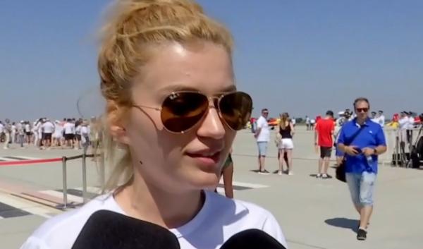 Andreea, tânăra pilot de 23 de ani care a ţinut publicul cu sufletul la gură cu acrobaţiile ei. Show aviatic pe litoral, cu peste 30 de avioane şi elicoptere
