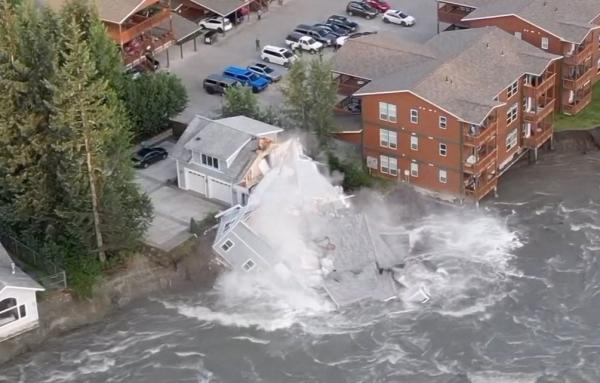 Topirea gheţarilor, efecte distrugătoare. Case prăbuşite în Alaska, după ce apele au erodat malurile