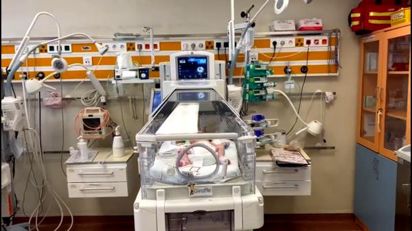 Bebeluş de doar 10 zile, născut cu o malformaţie care îi afecta inima şi creierul, operat de medicii din Târgu Mureş. Cum se simte micuţul