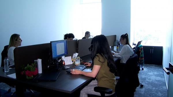 Ziua de lucru s-a redus cu 37 de minute, dar nu şi pentru români. Petrecem în medie 12 ore pe zi pentru locul de muncă