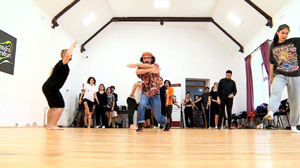 Comuna Saschiz, animată timp de 10 zile, de dans şi artă. La căminul cultural din Cloaşterf, copiii învaţă dans contemporan