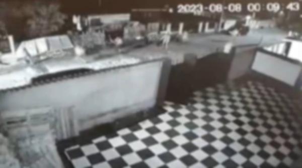 Bătaie generală încheiată cu crimă, pe o stradă din Roman. O cameră de supraveghere a filmat întreg scandalul