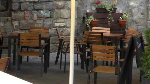 "Ce pot să vă spun e că mâncarea a fost proaspătă". Serie de nereguli găsite de inspectori la terasa din Sinaia unde 9 copii au făcut toxiinfecţie alimentară