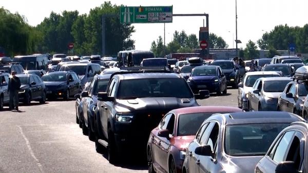 Ore pierdute, nervi și claxoane în Vama Nădlac. Cât așteaptă șoferii pentru a ieși din țară: "Groznic este! Stăm ca oile"