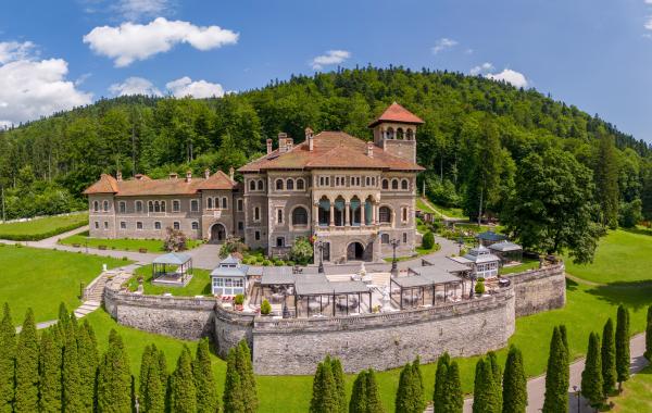 Castelul Cantacuzino, și mai popular după "Wednesday". Turiștii recunosc încântați cadre din serial