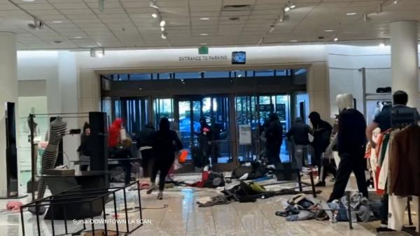 Magazin de lux, prădat în plină zi într-un mall din California. Hoţii au năvălit, după ce au speriat paza cu spray împotriva urşilor