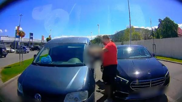 Momentul în care doi şoferi se iau la bătaie în faţa unui supermarket din Sighet. Erau cât pe ce să facă accident, după o şicanare