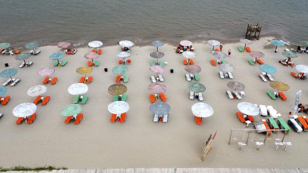 Plajă ca pe litoral, la o oră de Bucureşti: "E frumos, chiar e mult mai relaxant decât la mare, nu e prea multă aglomeraţie". Cât costă o noapte de cazare