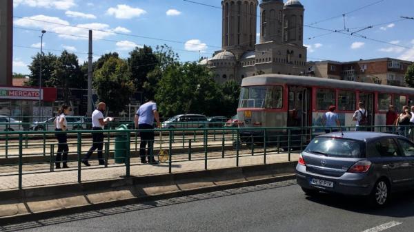 O femeie a murit după ce a ajuns sub roţile unui tramvai, în Arad. A rămas prinsă între uşi şi târâtă sub garnitură mai multe minute