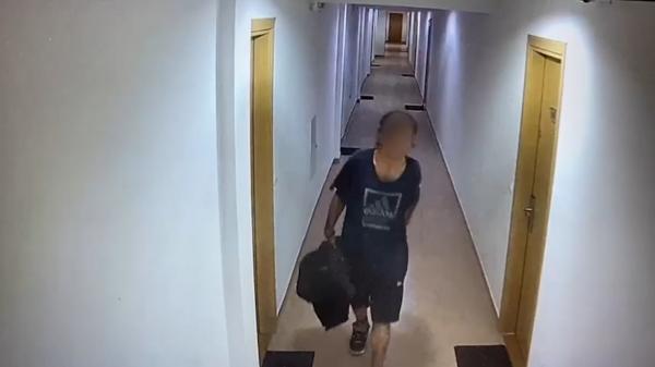 Un bărbat a escaladat schela unui bloc din Bucureşti şi a pătruns în apartamentul unei femei. A plecat cu bunuri în valoare de 5.000 de euro