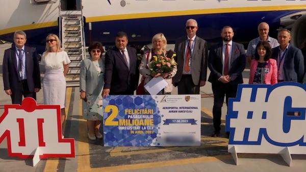 Aeroportul Cluj a atins pentru a cincea oară pragul de 2 milioane de pasageri pe an. Daniela a fost primită cu flori și cadouri la aterizare: "Sunt foarte surprinsă"