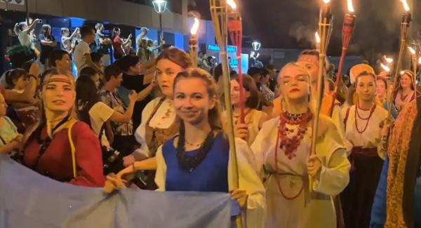 Cel mai mare festival medieval din ţară, la Suceava: peste 500 de cavaleri şi domniţe au făcut spectacol în tot oraşul