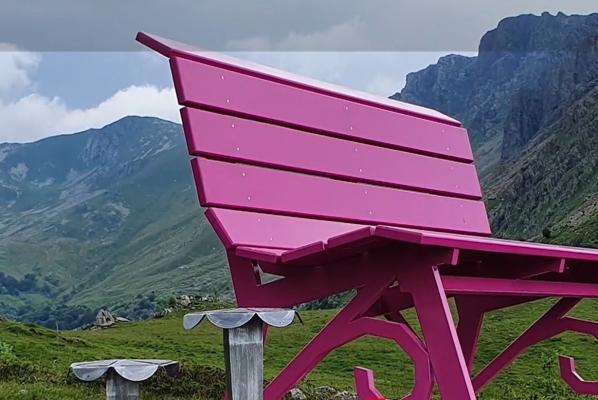 Cea mai mare bancă din România atrage turiştii ca un magnet şi a readus la viaţă un sat părăsit. Cât a costat construcţia gigantică