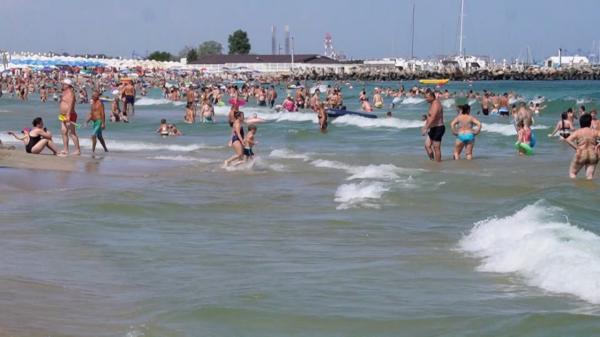 După 6 zile în care marea a făcut mai multe victime, valurile s-au liniştit. La Vama Veche, litoralul a fost neîncăpător încă de la primele ore