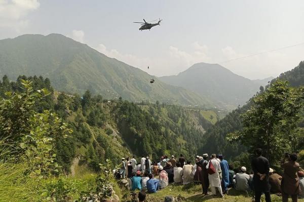 Doi copii din cei şase blocaţi la 270 m înălţime, cu viaţa la mila unui cablu de telecabină, au fost salvaţi. De peste 11 ore, oamenii stau cu sufletul la gură în Pakistan
