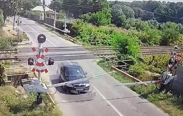 Şoferul care a spulberat bariera la trecerea de cale ferată, când venea un tren de călători, a fost identificat