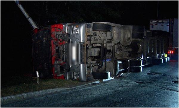Șofer de TIR, supraviețuire miraculoasă. Bărbatul a scăpat nevătămat după ce mastodontul s-a răsturnat, iar un stâlp a străpuns cabina în care se afla, în Ilfov