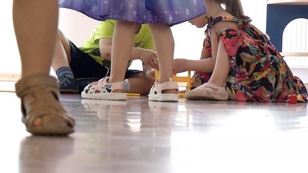 Copii cu dizabilităţi din Suceava, bătuţi şi ameninţaţi cu moartea de îngrijitoarele care trebuiau să aibă grijă de ei. Femeile au fost arestate pentru 30 de zile