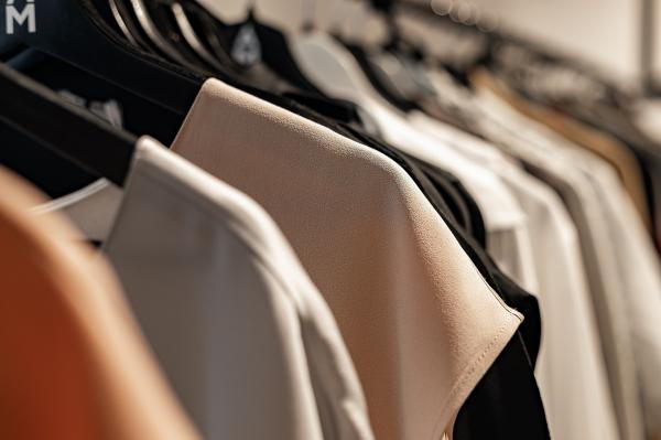 Adevărul trist din spatele hainelor de firmă: pentru a produce un simplu tricou alb se consumă 2.700 de litri de apă