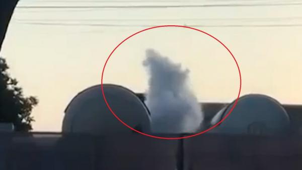 EXCLUSIV. Imagini surprinse înainte de explozia din Crevedia. Un martor a filmat cum una dintre cisterne începe să piardă GPL