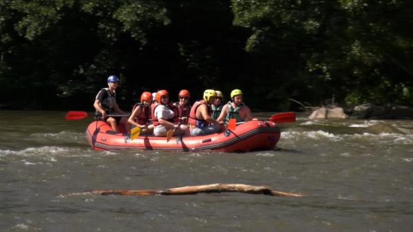 Cât scot din buzunar amatorii de senzaţii tari pentru a scăpa de caniculă. Sute de turişti au ales raftingul pe Crișul Repede pentru a se răcori