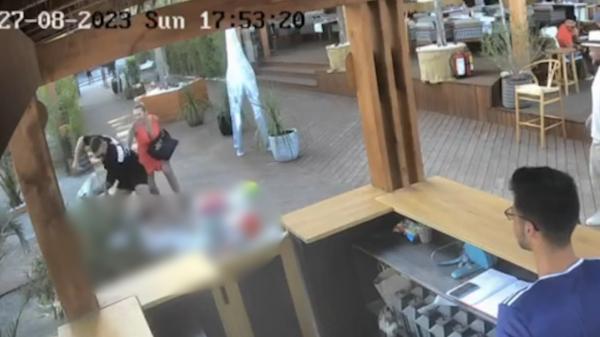Momentul în care un bărbat este înjunghiat brutal de un turist în Mamaia. Atacul ar fi plecat de la un loc de parcare