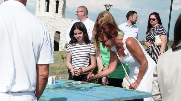 Carmen Iohannis a desenat o inimă pe o masă de lemn din Satul pescăresc: "Mi-am lăsat inima aici"