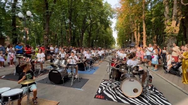 Cel mai mare festival al toboşarilor din România. Cu mic, cu mare, zeci de muzicieni au cântat la unison