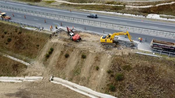 Trafic restricționat pe Autostrada 10 din Cluj. O porțiune de carosabil a început să o ia, din senin, la vale
