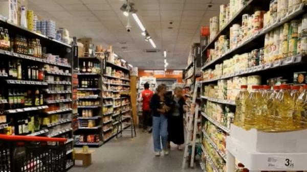 "Trebuie să punem capăt acestei spirale a preţurilor la alimente." Franța, acord cu comercianții pentru ieftinirea a 5.000 de produse de bază