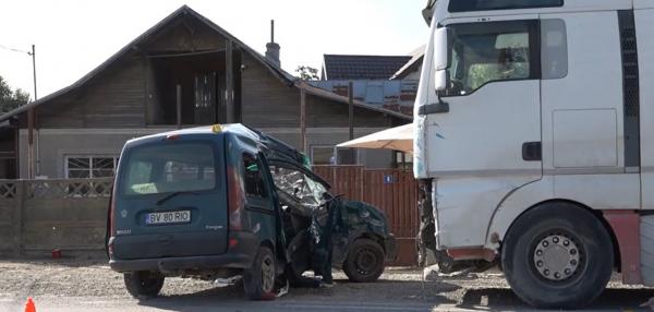 Tragedie în Prahova, după ce o maşină a fost târâtă zeci de metri de o basculantă. Un om a murit, altul se zbate între viaţă şi moarte