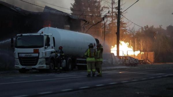 Filmul complet al intervenţiei pompierilor la explozia din Crevedia: "Prima explozie a produs 8 victime. Primul apel la 112 a spus că arde o casă"