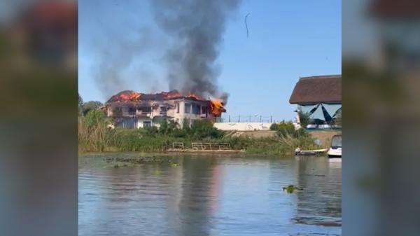 Angajat să aibă grijă de casa din Deltă a lui Miron Mitrea, un bărbat s-a îmbătat și i-a dat foc