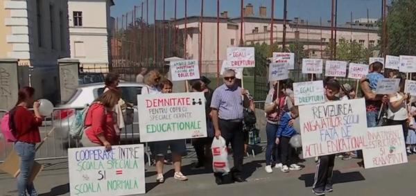 Părinţii elevilor cu nevoi speciale scoşi în stradă de decizia ISJ Cluj de a închide şcoala de la Turda. Ce soluţii au propus autorităţile