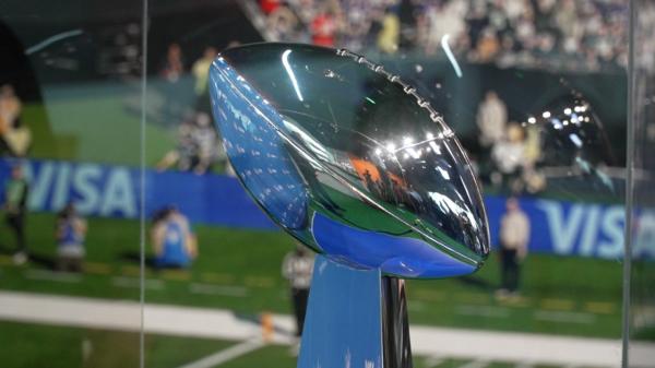 Super Bowl, cel mai râvnit trofeu american, a ajuns la Muzeul Fotbalului din Bucureşti. Mingea de argint are propria echipă de securitate