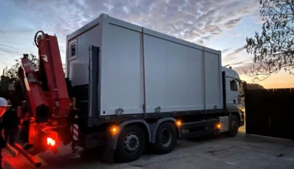 Prima casă modulară din cele promise familiilor afectate de explozii a ajuns la Crevedia. Alte patru containere urmează să ajungă astăzi în comună