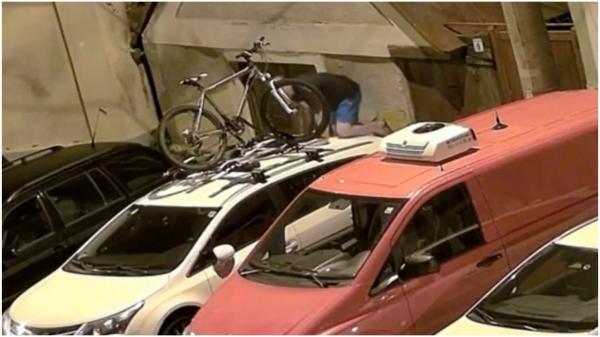 Hoţ surprins în acţiune la Cluj. Momentul în care se urcă nestingherit pe o maşină şi fură o bicicletă, iar apoi se face nevăzut