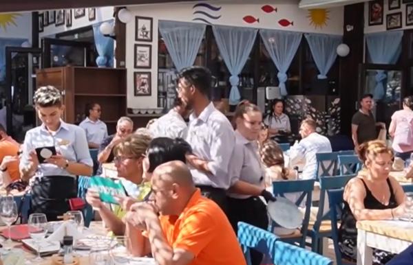 Cum se pregăteşte desertul din peşte. Turiştii pofticioşi din staţiunea Mamaia au avut şansa să guste un preparat unic