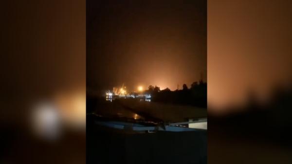 "A lovit-o chiar lângă noi! S-a simţit suflul! M-a împins în spate". Reacţia unui român care a filmat momentul când o dronă cade la doar 200 de metri de graniţă