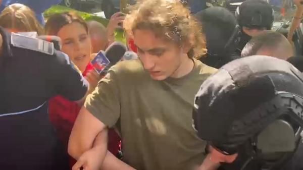 "Băi, drogatule, ai distrus vieţile oamenilor". Ce i-au strigat oamenii lui Vlad Pascu la sosirea la DIICOT