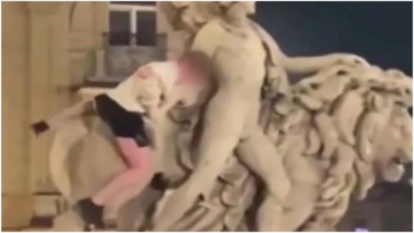 Momentul în care un irlandez băut distruge o statuie din Bruxelles, restaurată cu 90 de milioane de euro. Trecuse doar o zi de la inaugurare