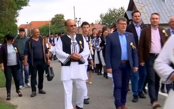 Transhumanţa, obiceiul vechi care se păstrează cu sfinţenie de sute de ani. Participanţii se îmbracă în cele mai bune costume populare