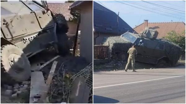 O blindată NATO a spulberat gardul unei case din Covasna. Sperietură de zile mari pentru localnici: cum s-a produs incidentul