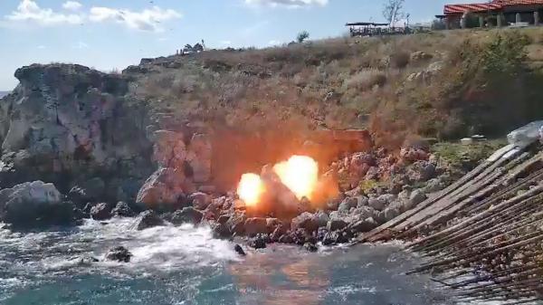 Momentul în care drona kamikaze de pe ţărmul bulgăresc a fost detonată. Dispozitivul, descoperit la 35 km de graniţa cu România