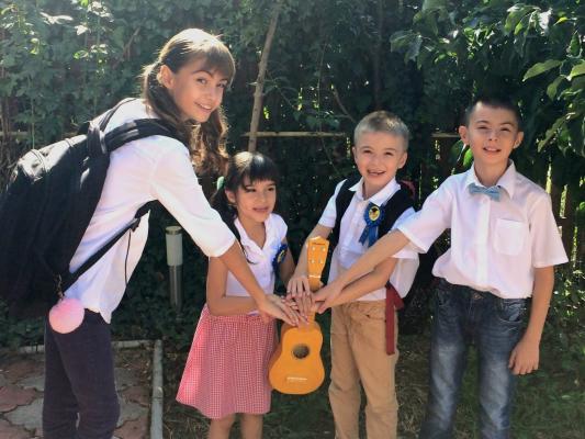 La ce vârstă fac românii primul copil. Dezvăluirea sinceră a Octaviei, care a devenit mamă la 24 de ani şi are două fete şi doi băieţi