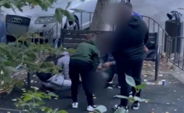 Au dat şcoala pe zaruri. Cinci elevi, niciunul mai mare de 16 ani, prinși că jucau barbut lângă liceu