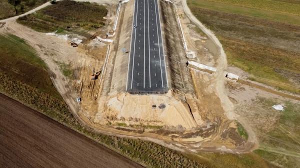 1.000 km de autostradă, "performanţa" atinsă de România în 30 de ani. Ultimul segment, "un drum care nu duce nicăieri": în cât timp va putea fi parcurs